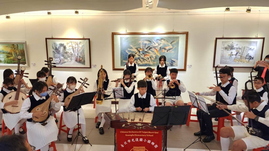 ▲臺北市光復國小絲竹國樂團在展覽開幕式上演奏曲目為活動暖場,備受好評。(記者 詹佳綺/攝)
