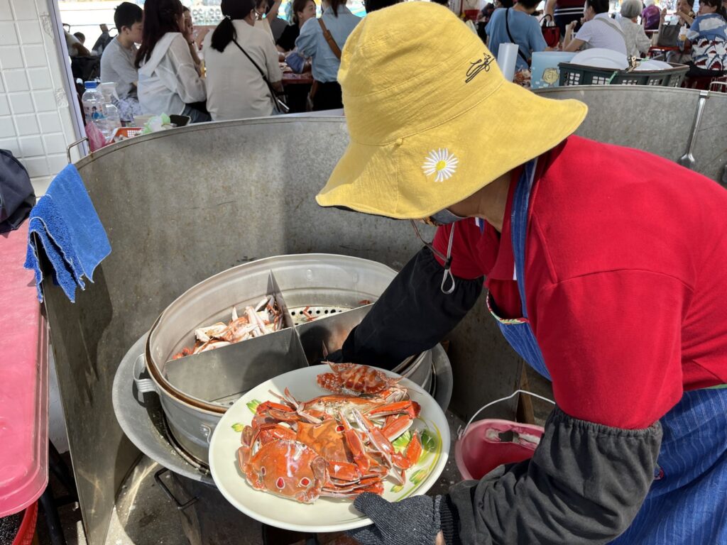 ▲剛蒸好將上桌的螃蟹,香氣四溢。(圖/新北漁業處 提供)