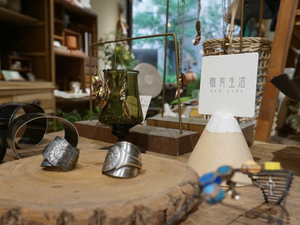 市集團隊「職有生活」不只是一間選物店，也是一處體現工匠技藝的地方。（圖/竹美館提供）