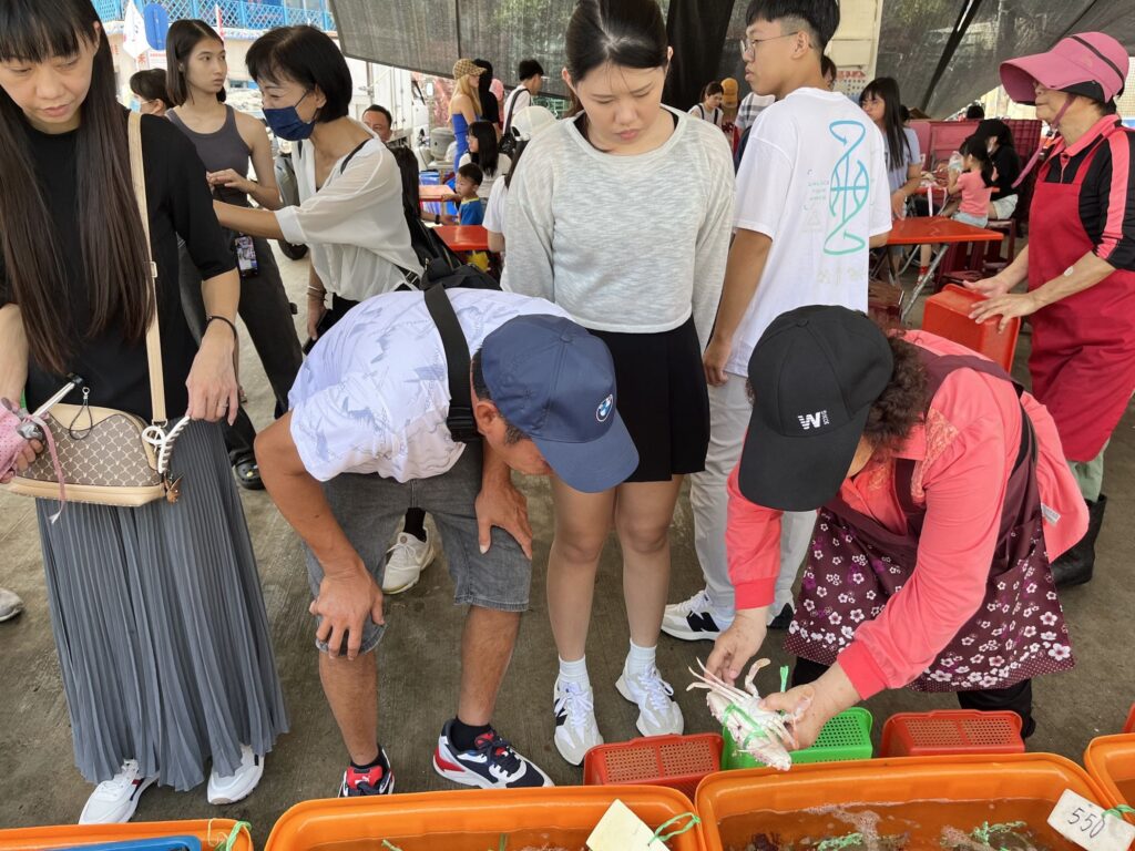 ▲民眾在野柳漁港爭買漁貨食材。(圖/新北漁業處 提供)
