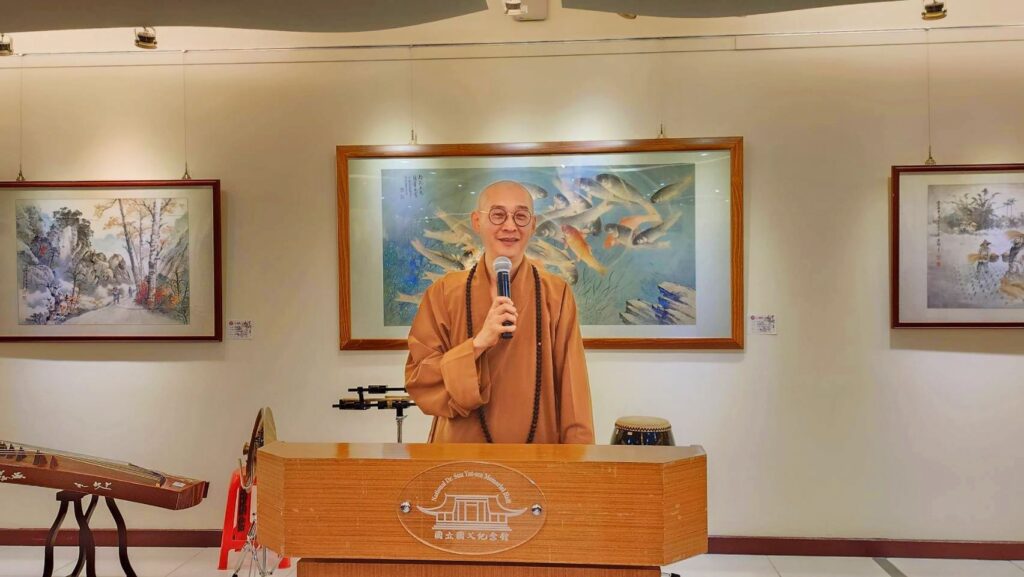 ▲廣修禪寺住持也是中華青年佛教會理事長的大慧法師,認為洪曜平老師的藝術家風格讓人親近,作品流露生活質感,創作風格顯得平易近人。(記者 詹佳綺/攝)