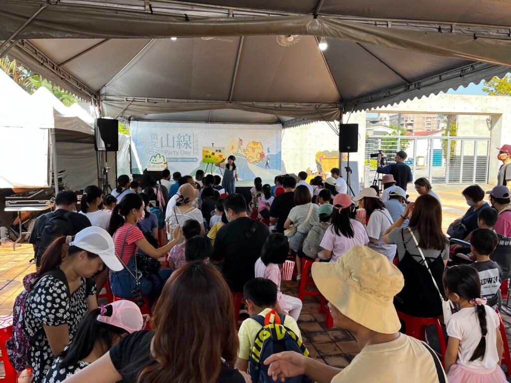 ▲活動中故事姊姊說山林冒險故事,小朋友熱情參與,場面熱烈。(圖/新北觀旅局 提供)