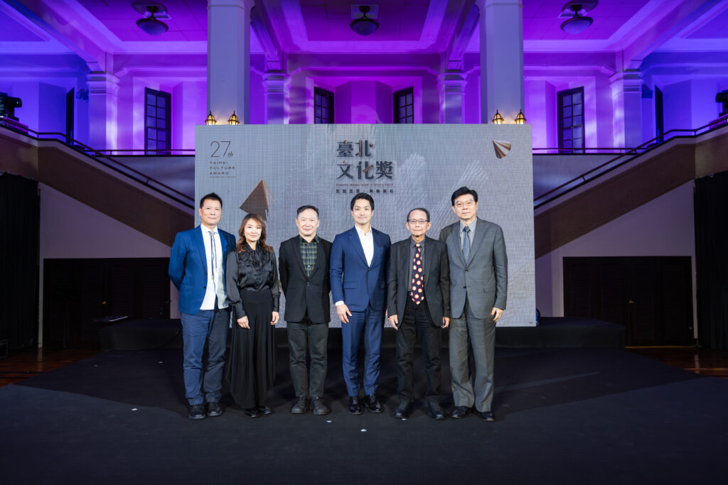 ▲台北市長蔣萬安(右三)與台北市文化局長蔡詩萍(左一)在頒獎典禮現場與貴賓合影。(圖/台北市文化局 提供)