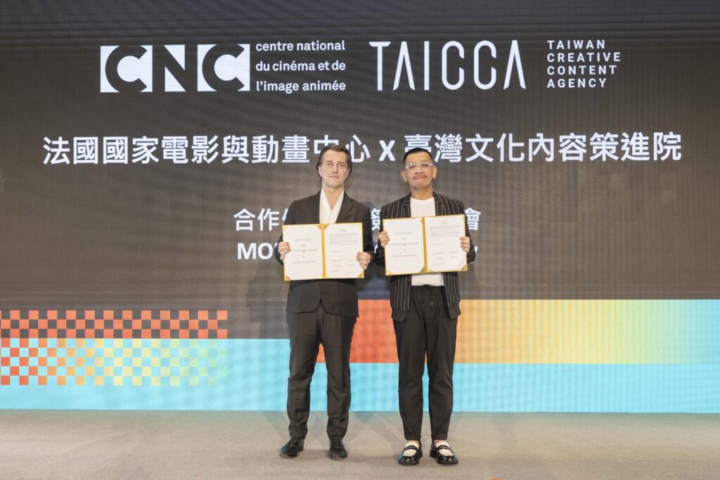▲文策院董事長蔡嘉駿(右)與法國CNC董事長多明尼克布東納簽署合作意向書後合影留念。(圖/文策院 提供)