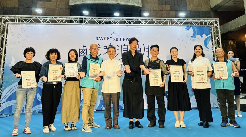 ▲雲嘉南的旅遊業者在雲管處處長許宗民(左五)的登高一呼下展現整體行銷的氣勢。(記者 辛澎祥/攝)
