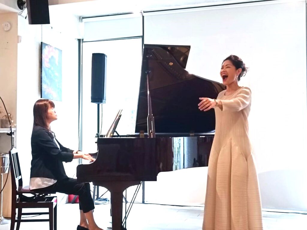 飾演神仙教母的聲樂家黃莉錦現場表演劇中詠嘆調。(記者 陳安婷/攝)