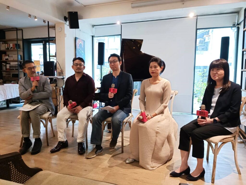 倫敦國王學院音樂學博士焦元溥(左起)與演出的聲樂家羅俊穎、趙方豪、黃莉錦,以及聲樂指導徐嘉琪進行對談。(記者 陳安婷/攝)
