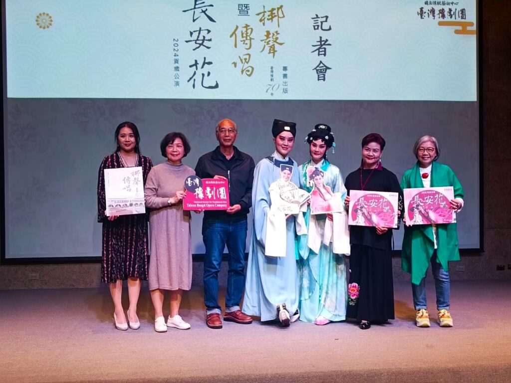 臺灣豫劇團《長安花》明春首演,團長彭宏志、藝術總監王海玲、編劇劉慧芬、當家主演揚玲、劉建華、三民書局副總編蕭遠芬等人力挺宣傳。(記者 陳安婷/攝)