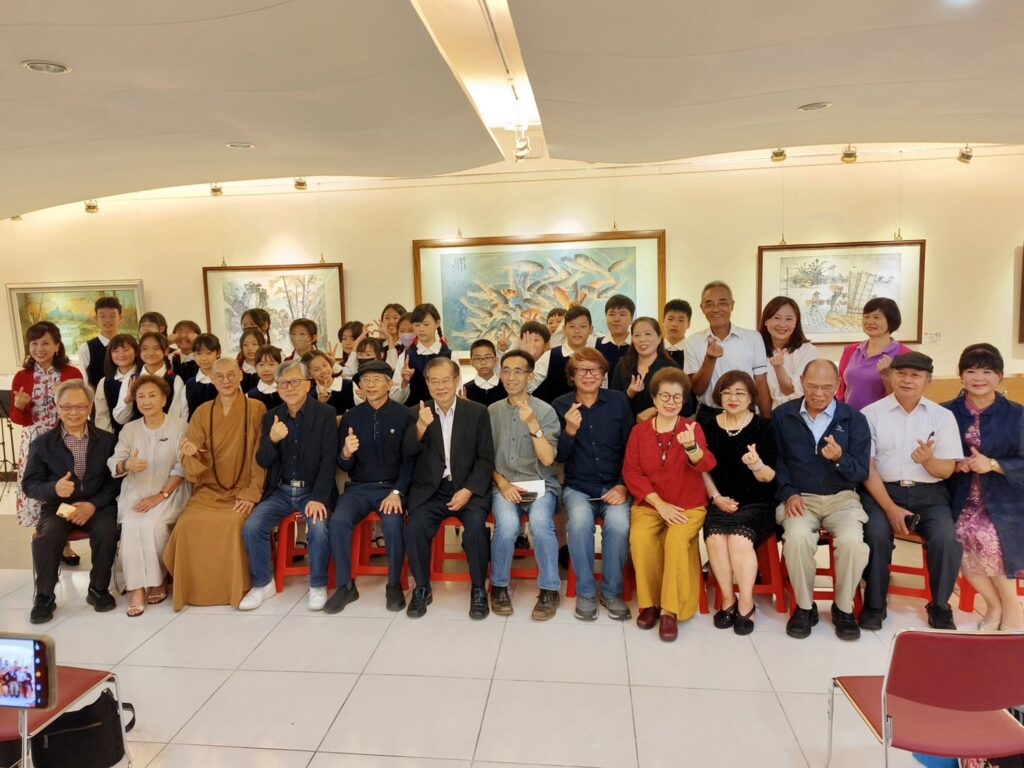 ▲出席紀念展開幕式的各界貴賓開心大合照,場面熱烈。(記者 詹佳綺/攝)