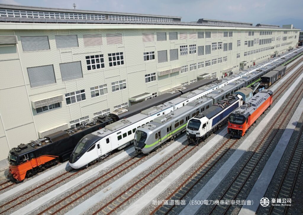 購買2024年「臺鐵新旅」月曆贈送E500海報1張