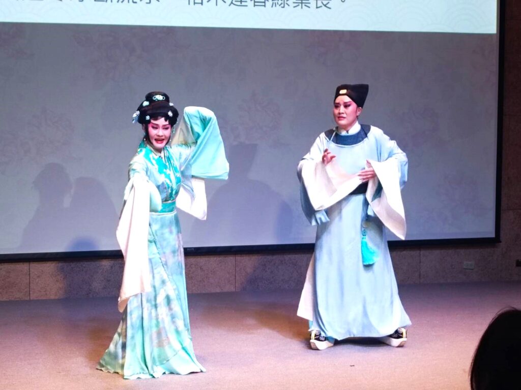 臺灣豫劇團《長安花》於記者會上演出精彩片段,劉建華飾演鄭生(右)、蕭揚玲飾演李娃。(記者 陳安婷/攝)