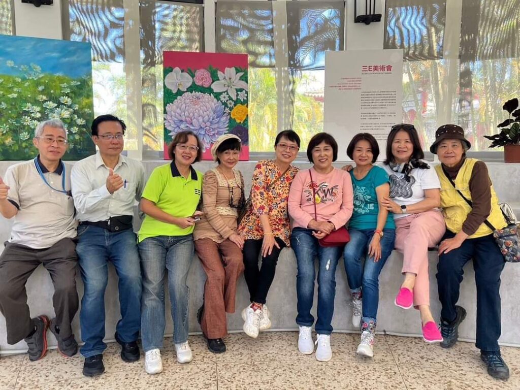 ▲參展藝術家在開幕式上開心合影留念。（圖/三E美術會 提供）
