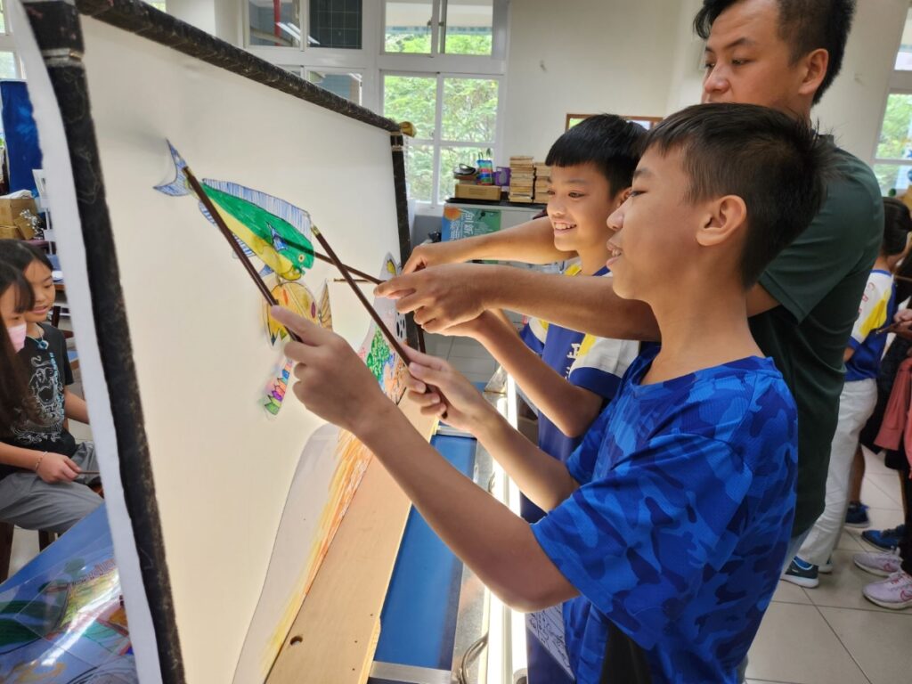 藝師讓每個小朋友有機會親自上台排練皮影戲。（圖/國立新竹生活美學館）