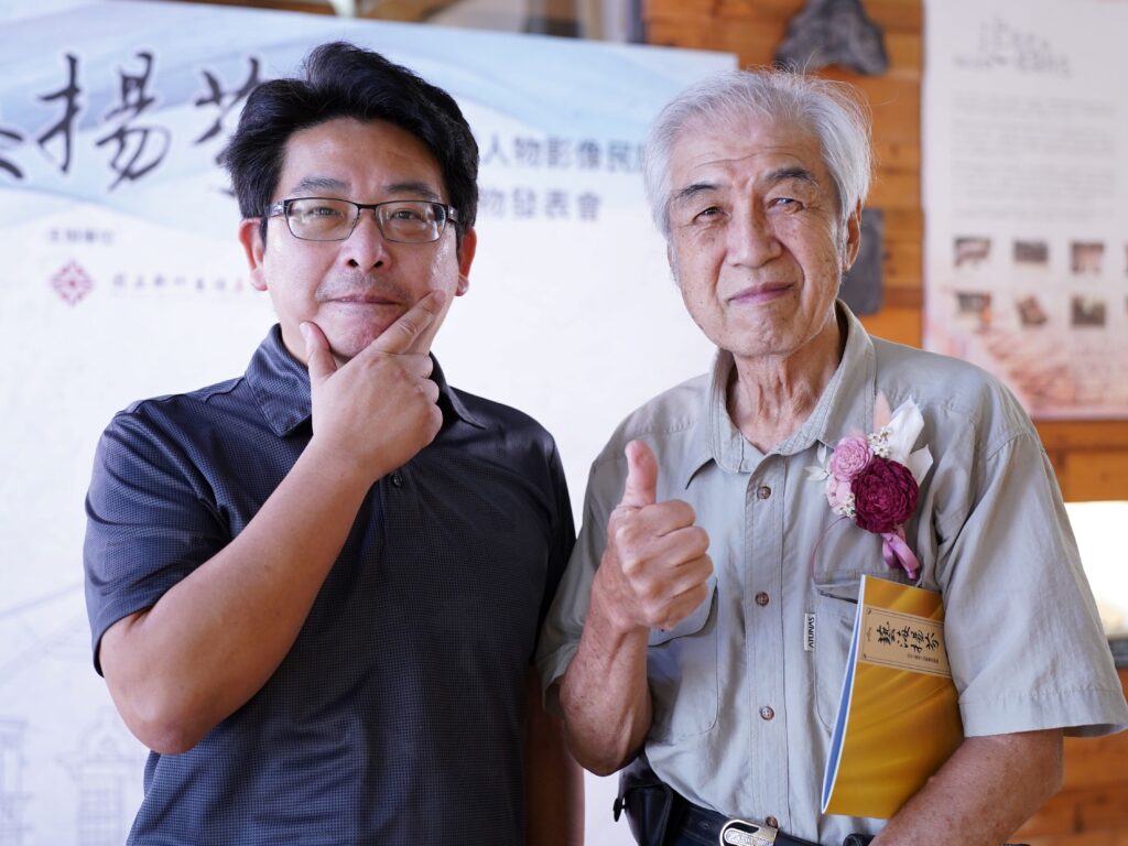 國立新竹生活美學館葉于正館長(左)贊揚陳次雄老師扮演著臺灣攝影魔術師角色,豐富人們的精神世界。(圖/國立新竹生活美學館提供)
