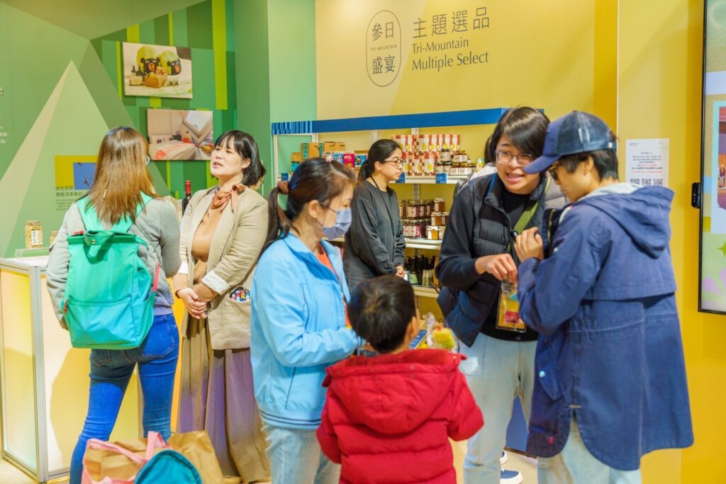 ▲民眾選擇主題商品相當熱絡。(圖/觀光署 提供)