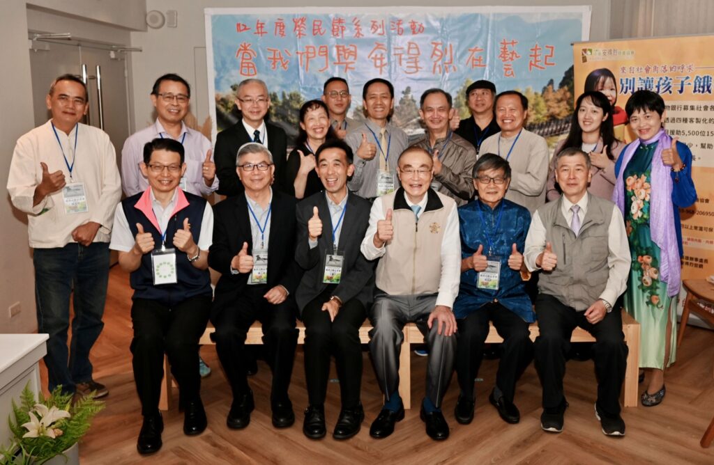 ▲與會貴賓與藝術家齊聚一堂，開心合影留念，以見證歷史。（記者 辛澎祥/攝）