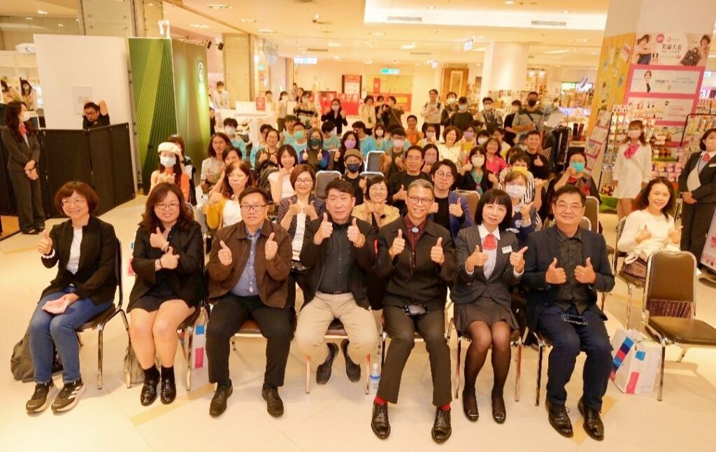 ▲出席開幕式的工藝家及產官學貴賓，開心合影留念。（圖/文化部 提供）
