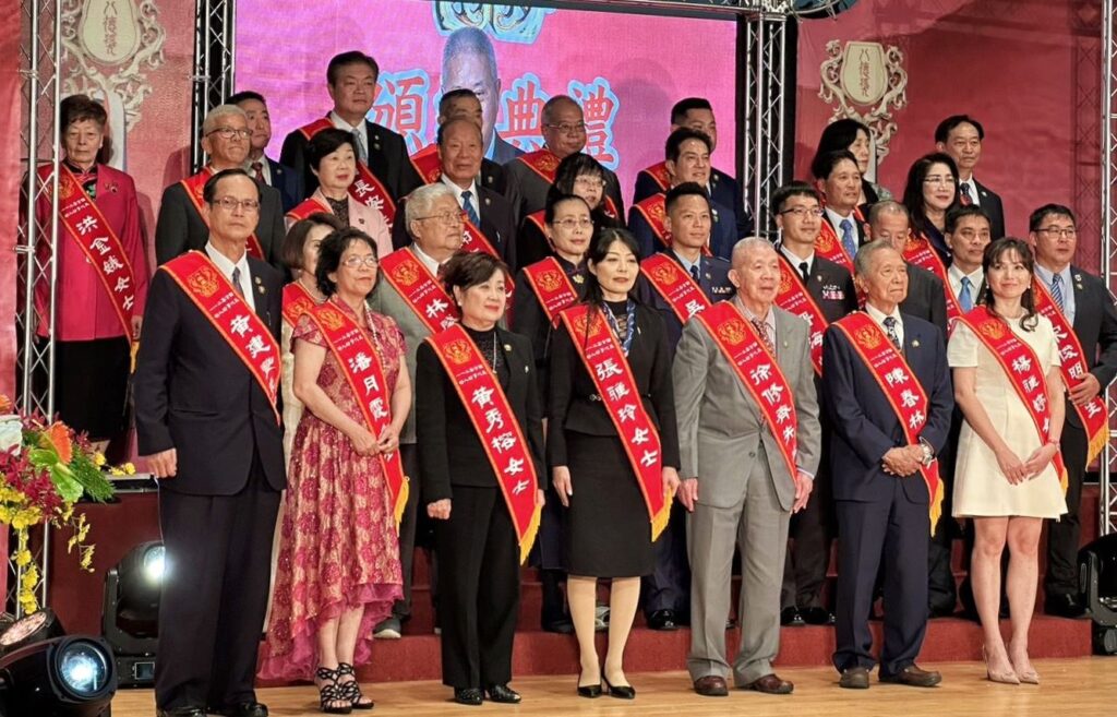 ▲全國好人好事代表得獎人榮獲「八德獎」的正向榮譽,也共同見證在公共事務與公益懿德義舉的歷史性一刻。(記者 辛澎祥/攝)
