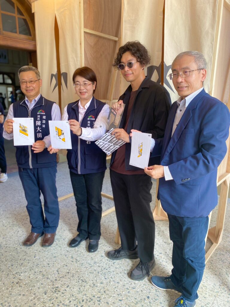 臺中州廳開幕，文化部文化資產局長陳濟民（右一）、中市文化局長陳佳君（左二）、中市建設局長陳大田（左一）與藝術家湯士賢於作品「請問市長室」前合影。（圖/文化局提供）