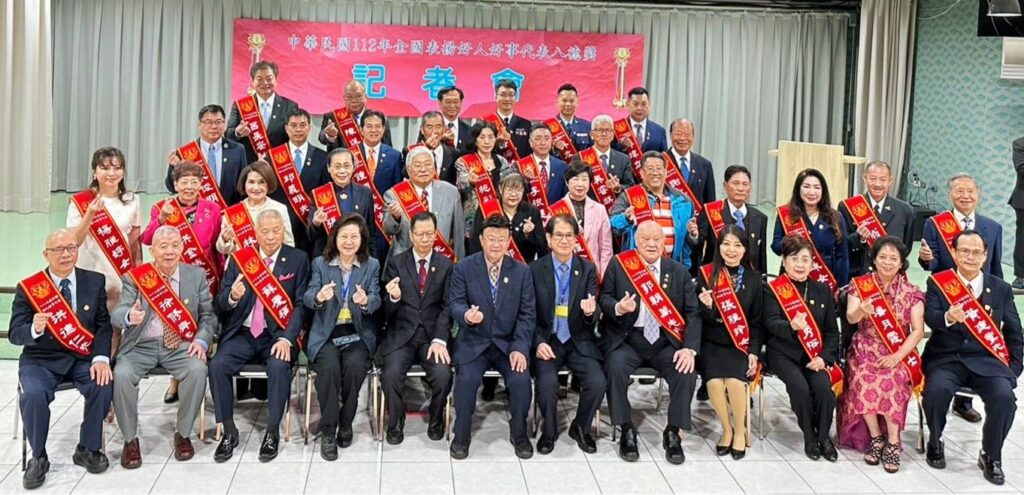▲112年全國好人好事代表得獎人與主辦單位開心合影留念。(記者 辛澎祥/攝)