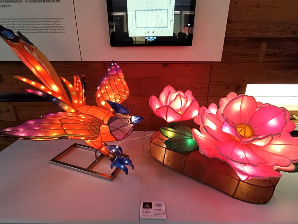 現場展出燈藝師林玉珠兩件花燈作品。(記者 陳安婷/攝)