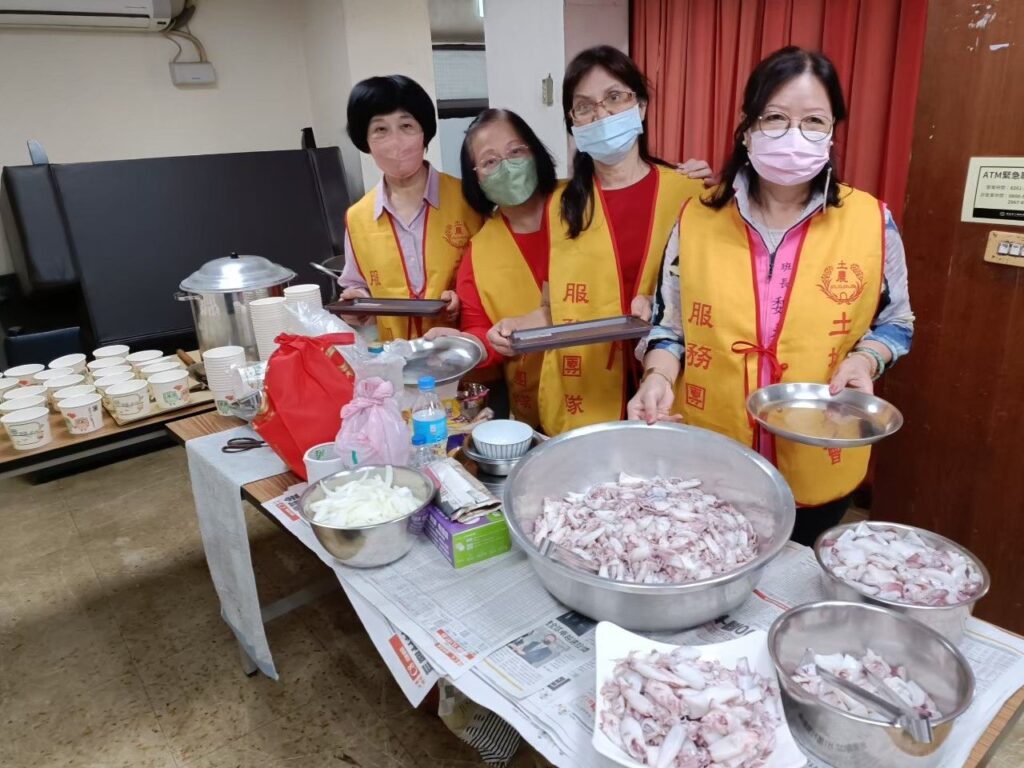 ▲土城區農會志工料理美食讓貴賓享用,備受好評。(圖/新北市農業局 提供)