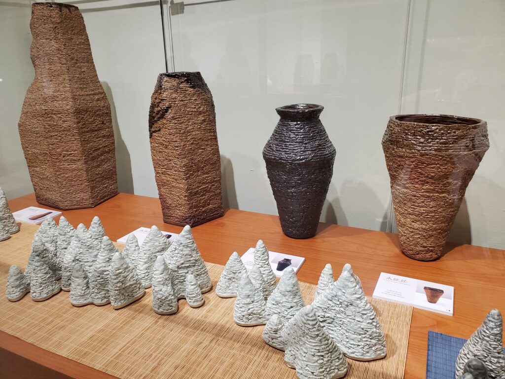 本次展覽包含邱永豐的行山系列、永皴瓶系列作品。(圖/文化局提供)
