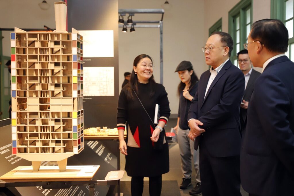 ▲文化部長史哲(右二)出席特展開幕式,並參觀展出的建築造型與內涵。(圖/臺博館 提供)