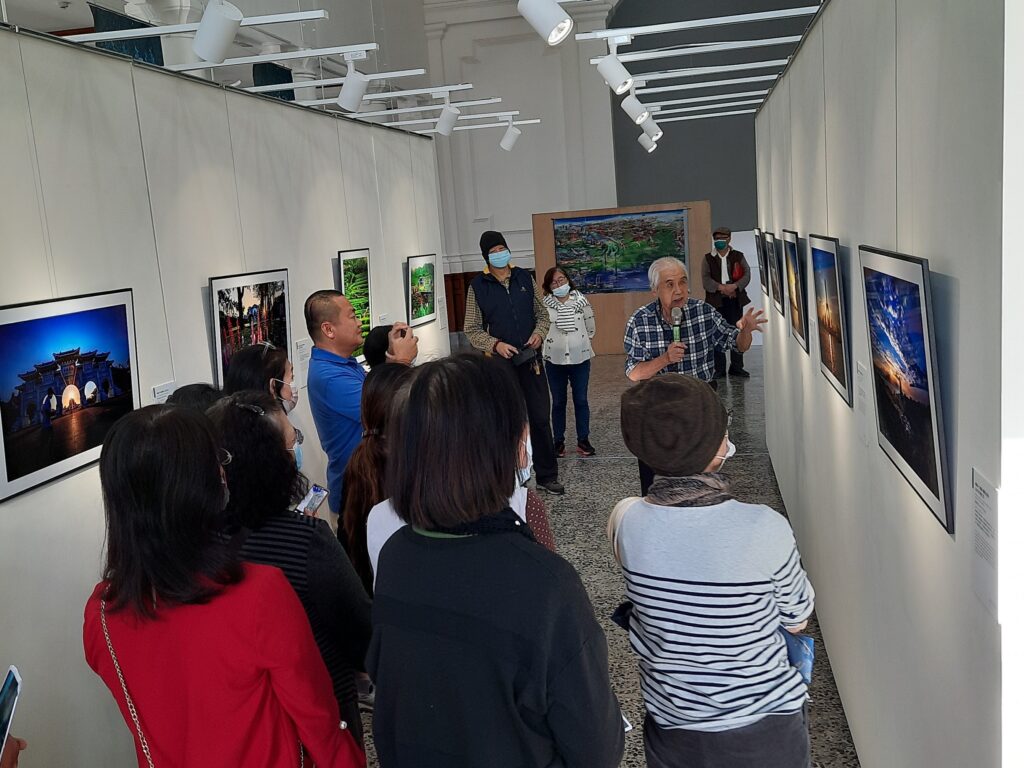 陳次雄老師親自在展場為民眾導覽。(圖/竹美館提供)