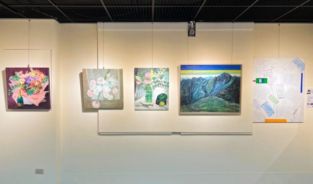 ▲蔡麗莉的展出作品之一,整個壁面呈現她在不同情境與年代中的繪畫表現。(記者 辛澎祥/攝)