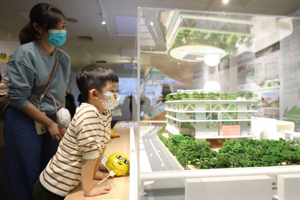 ▲親子共同期待國家兒童未來館的早日興建完成。（圖/文化部 提供）