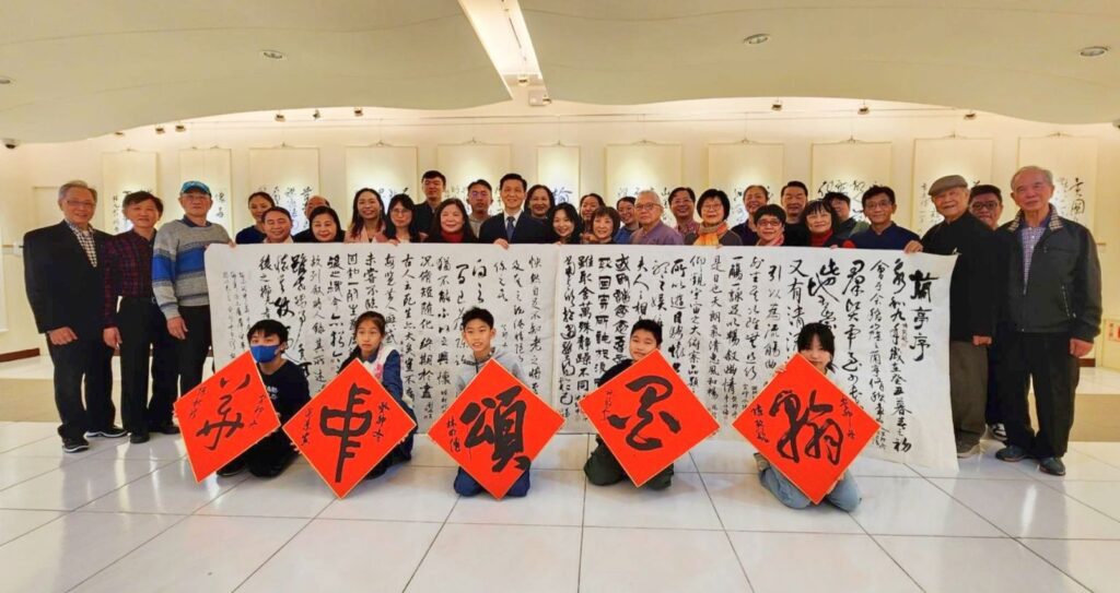 ▲出席筆會活動的書會理監事及青少年優勝參展人齊聚展場合影留念。(記者 辛澎祥/攝)