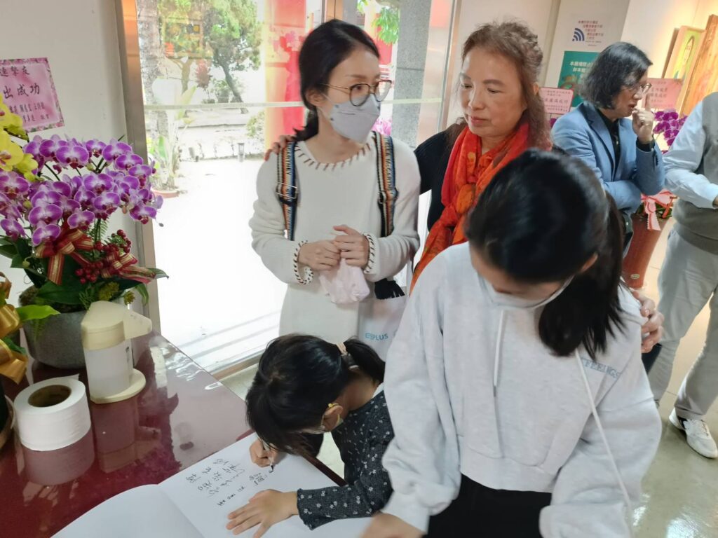 ▲不管年紀大小的來賓,都到展場為藝術家蔡麗莉的展覽表達道賀之意,小朋友尚簽名留念,雅趣十足。(記者 辛澎祥/攝)