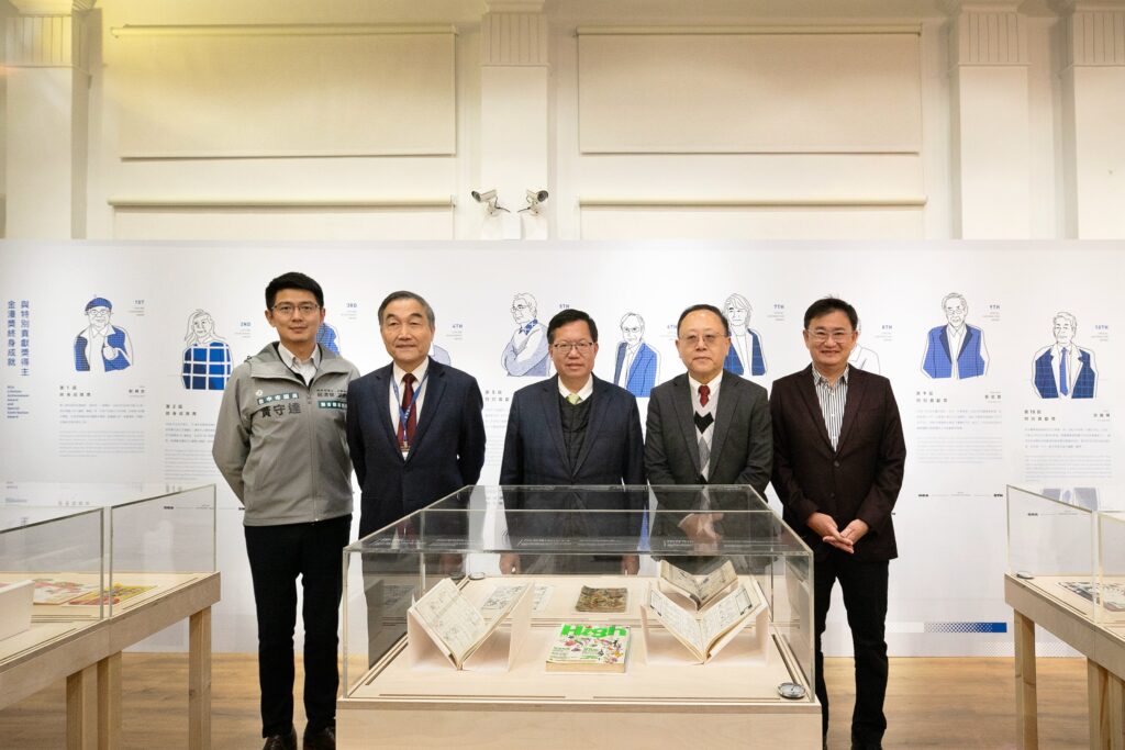 臺中市議員黃守達（左起）、臺中市副市長黃國榮、行政院副院長鄭文燦、文化部長史哲、立法委員黃國書參觀「臺漫的魔幻時刻」展區並合影。（圖/文化部提供）