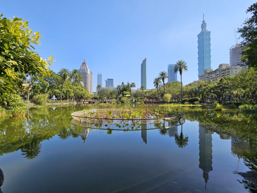 翠湖清幽寧靜，倒映著101大樓，景色如詩如畫，藝術感濃厚。（圖/國父紀念館提供）