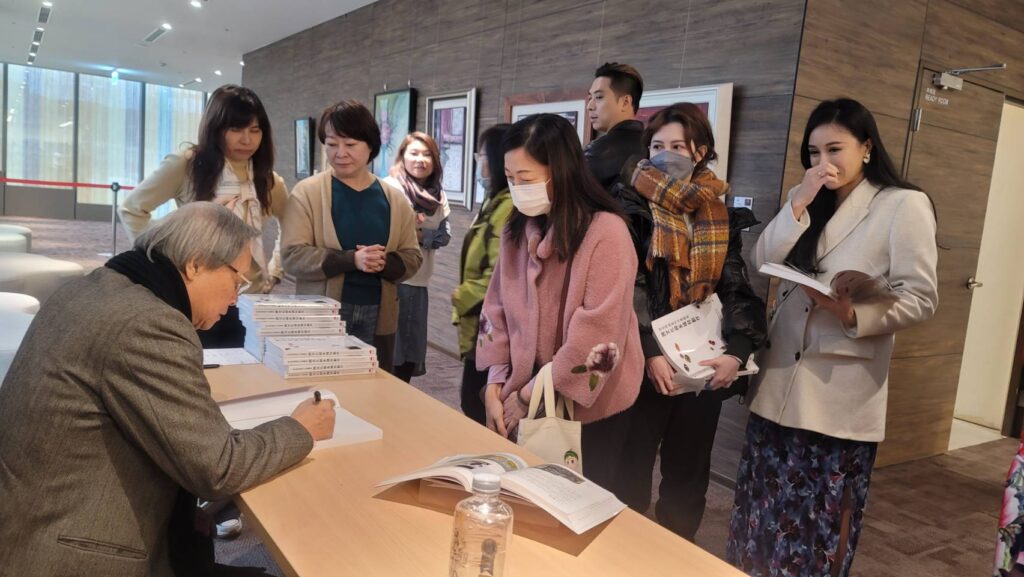 ▲袁金塔教授(左坐者)在桃園的簽書會上,引來大批粉絲及讀者的熱烈支持。(圖/袁金塔教授 提供)
