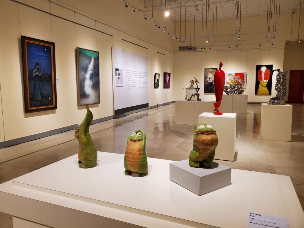 經典瑰寶名家邀請展由107位歷年邀請展藝術家提供館慶主題作品展出。(圖/文化局提供)