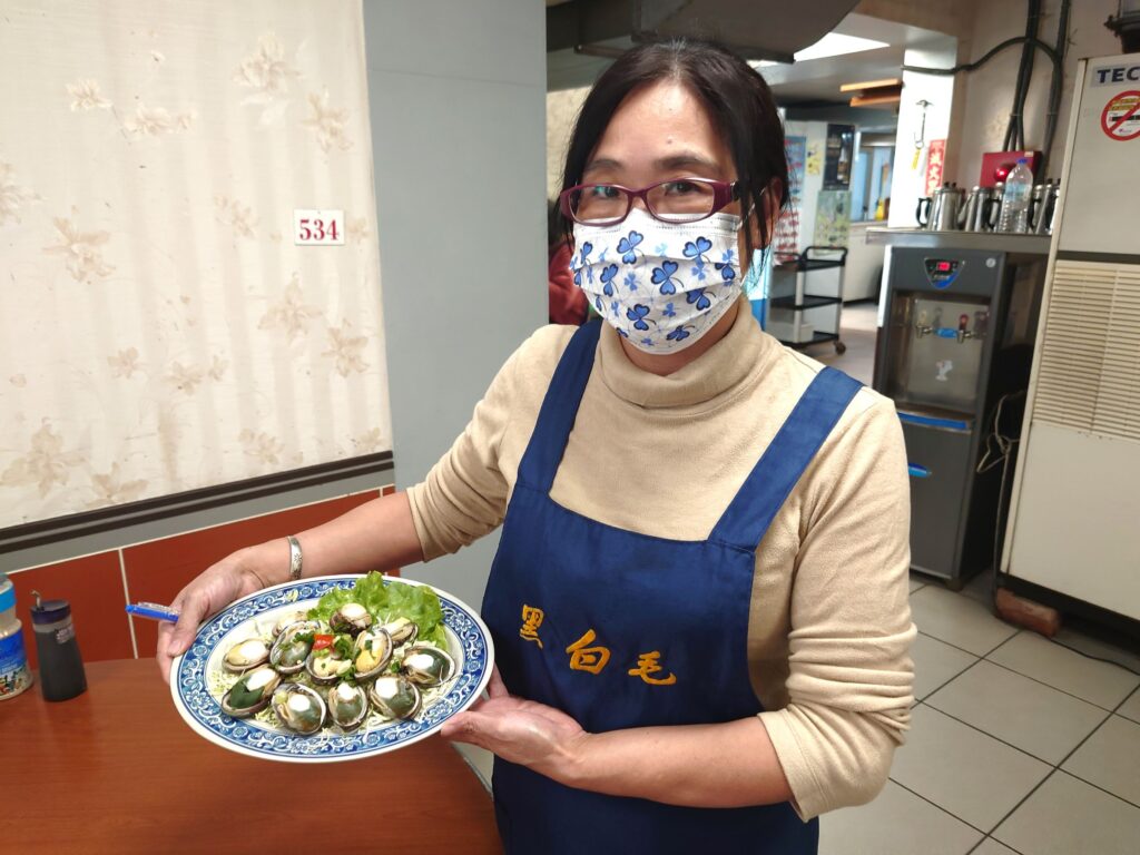 ▲貢寮飯店業者端出豐盛料理,讓民眾熱力品嚐。(圖/新北漁業處 提供)