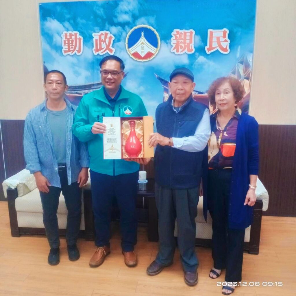 ▲金門縣副縣長李文良(左二)致贈禮品給李清海匠師以表達對其工藝上的成就,旁邊是李清海的夫人及兒子,獲獎全家同感榮耀。(圖/金門文化局 提供)