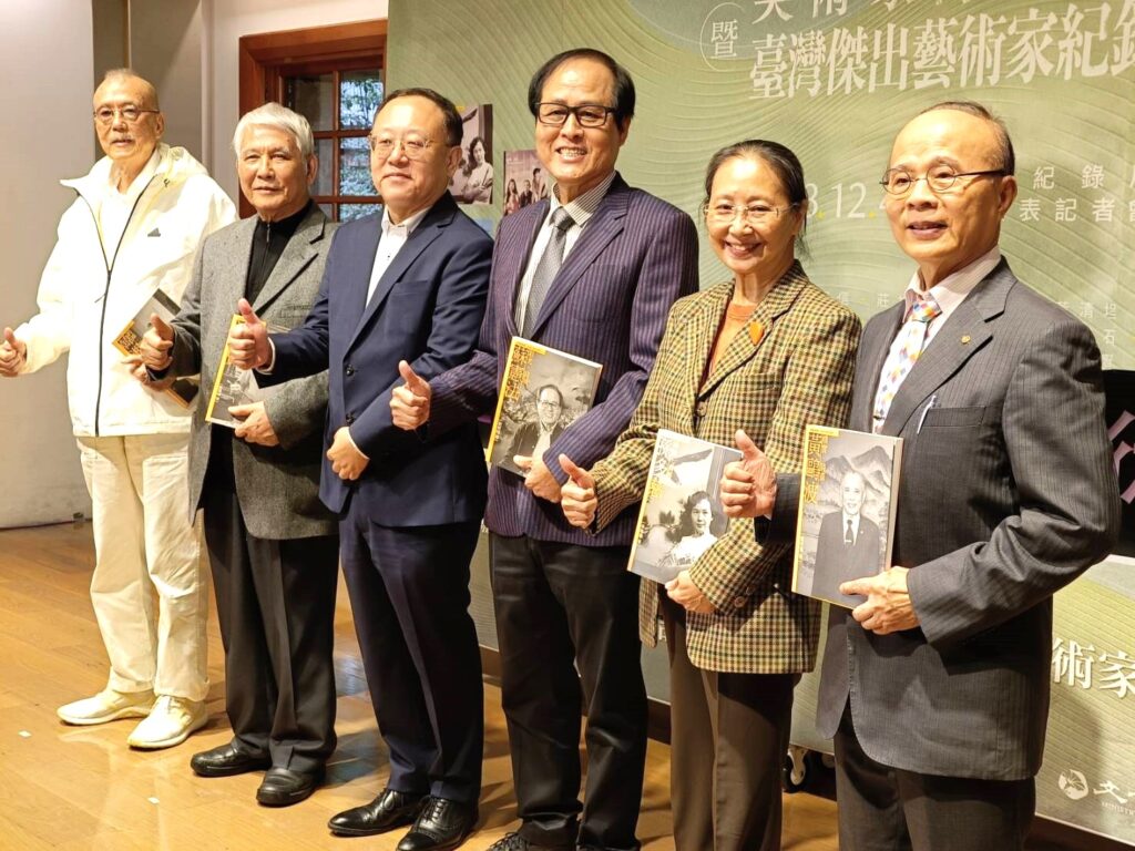 (左起)藝術家韓湘寧、江明賢、文化部長史哲、藝術家蘇憲法、藝術家孫多慈外孫女李既鳴、藝術家黃鷗波公子黃承志,進行贈書儀式合影。(記者 陳安婷/攝)