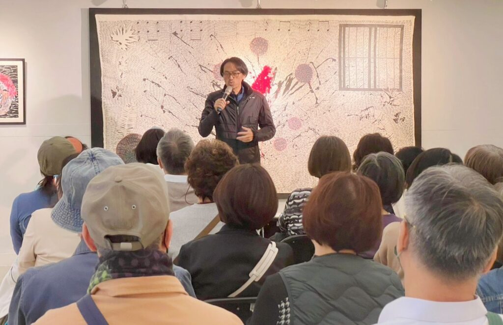 ▲510藝術群的指導老師陳正才致詞時表達對參展人作品所展現的真善美特質予以高度讚賞。(記者 辛澎祥/攝)