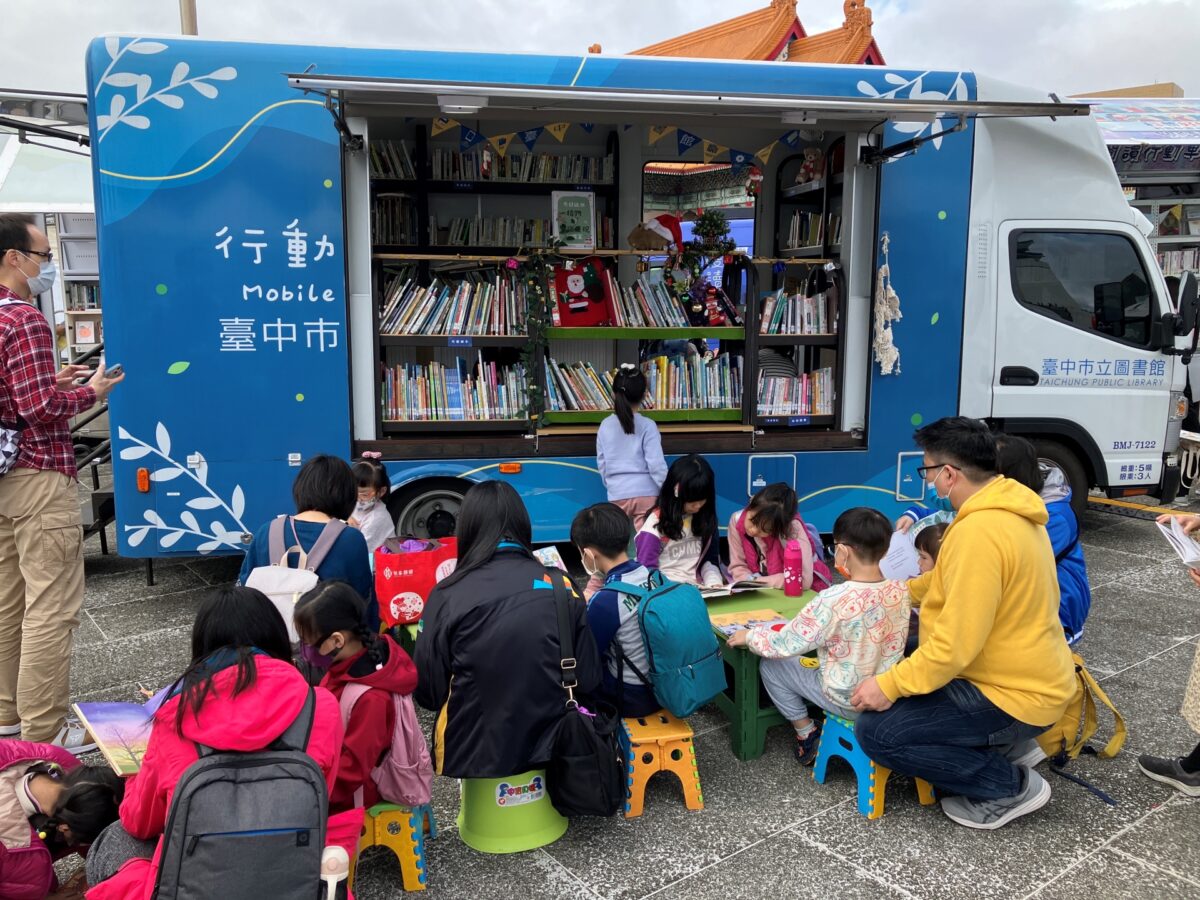 臺灣閱讀節愛書零距離   中市圖跑酷行動圖書車臺北圈粉