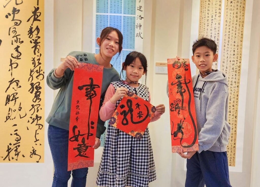 ▲出席筆會揮毫的年輕創作者蔡善宇(左起)蔡婷而及蔡宗諺,一門三傑,是書法比賽的得獎常勝軍,名師蕭世瓊奠定紮實根基。(記者 辛澎祥/攝)
