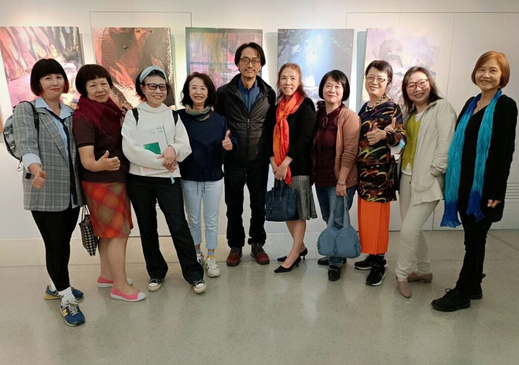 ▲510藝術群的指導老師陳正才(中)與全體參展人稹密互動,合影留念。(記者 辛澎祥/攝)