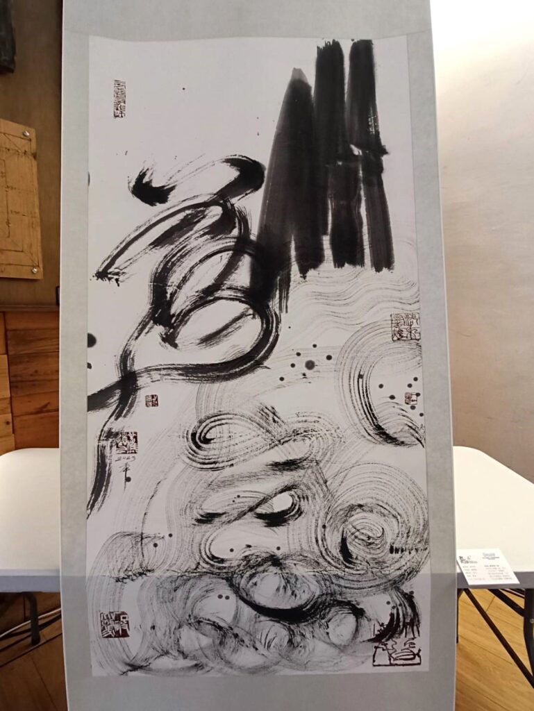 現場展出施春茂書法作品-瘋狗浪。(記者 陳安婷/攝)