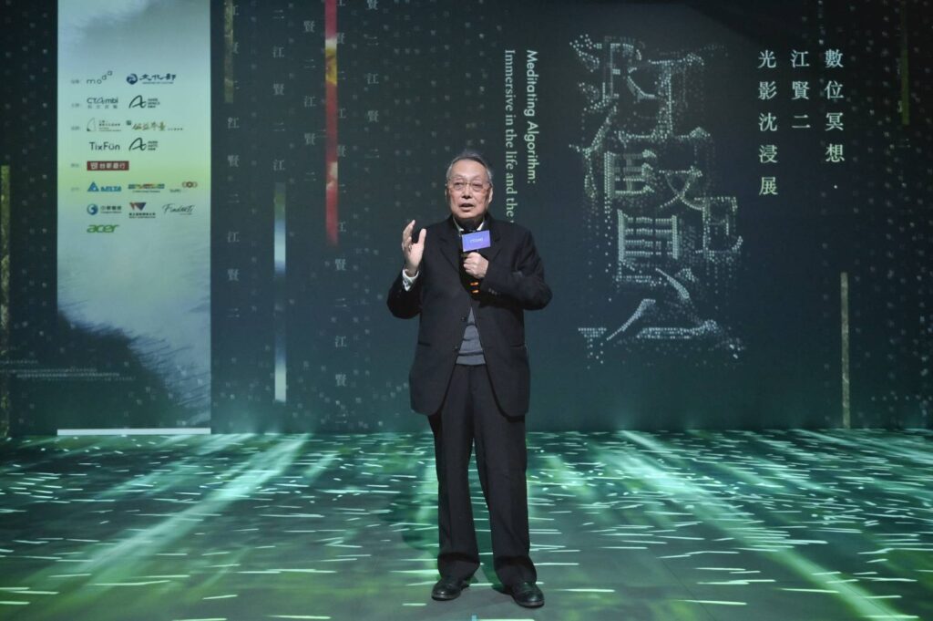 ▲科文雙融董事長施振榮對場域的科技與人文的兼容，呈現藝術創作極大的未來性而充滿自信。（記者 辛澎祥/攝）