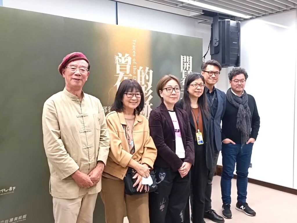 硬頸攝影協會總幹事陳雲錦(左起)、邱德雲家屬邱瓊媛、文化部次長王時思、國美館長陳貺怡、策展人傅遠政及攝影家鄧博仁於「曾在的形跡—李悌欽、邱德雲攝影捐贈展」合影。(記者 陳安婷/攝)