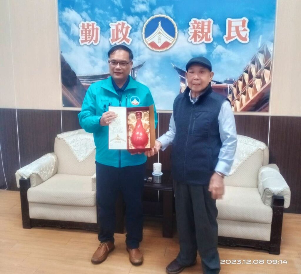 ▲金門縣副縣長李文良(左)代表縣府致贈祝賀禮品,給金門國寶級匠師李清海。(圖/金門文化局 提供)