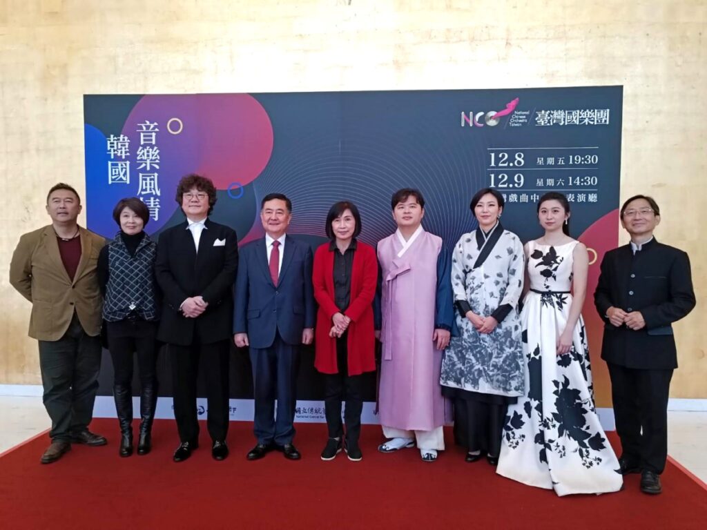 左起：臺灣國樂團音樂總監江靖波、臺灣國樂團團長劉麗貞、韓國國立國樂院藝術總監權星澤、駐台北韓國代表部代表李殷鎬、傳藝中心主任陳悅宜、韓國國立國樂院篳篥音樂家林奎樹、韓國國立國樂院奚琴音樂家金真、臺灣國樂團管子音樂家崔洲順、臺灣國樂團二胡音樂家戴瑋。（記者 陳安婷/攝）