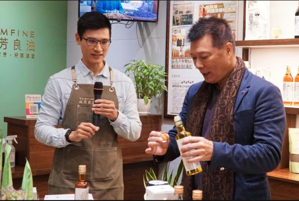 ▲台北市文化局長蔡詩萍(右)與山芳良油業者互動,開啟文化探索的雅趣。(圖/台北市文化局 提供)